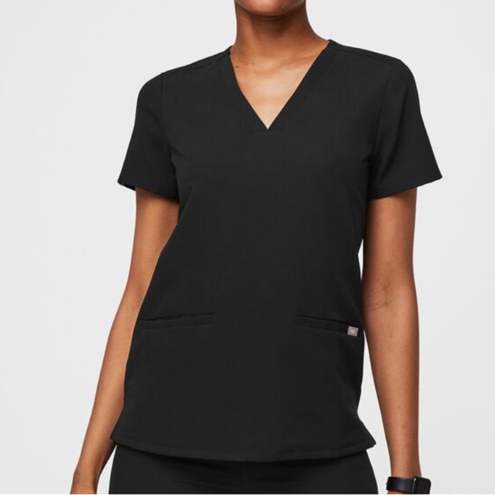 FIGS - Casma™ Three-Pocket Scrub Top Black